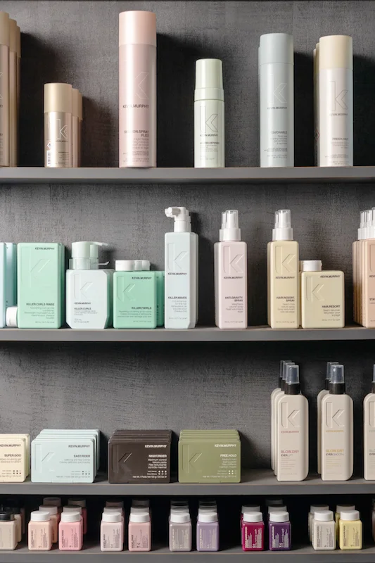 Im Salon ausgestellte Haarpflegeprodukte der australischen Salonmarke Kevin Murphy. Es sind auch Produkte in Reisegröße erhältlich.