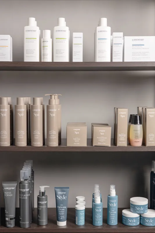 Hier ein Ausschnitt aus dem Regal der französischen Salonmarke La Biostetique. Das Angebot umfasst neben Haarprodukten auch Körperpflege und dekorative Kosmetik.