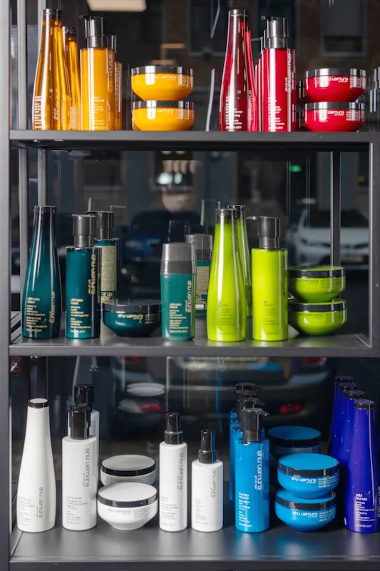 Ausschnitt aus dem Verkaufsregal der Salonmarke Shu Uemura. Die Haarpflegeprodukte gehören zum Luxussegment der L´Oréalgruppe.